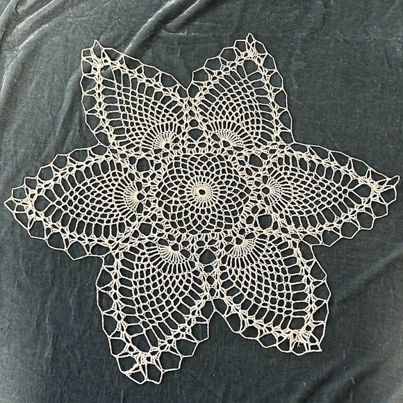 2 Pc VTG Star Starched Doilies - Picture 4 of 6